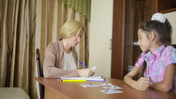 Psychologue d'enfant avec une petite fille. counseling psychologique pour enfants — Video