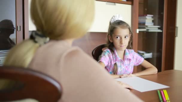 Psycholog dziecięcy z małą dziewczynką. Poradnictwo psychologiczne dla dzieci — Wideo stockowe