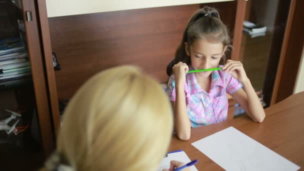 Kinderpsycholoog met een klein meisje. Childrens psychologische counseling — Stockvideo