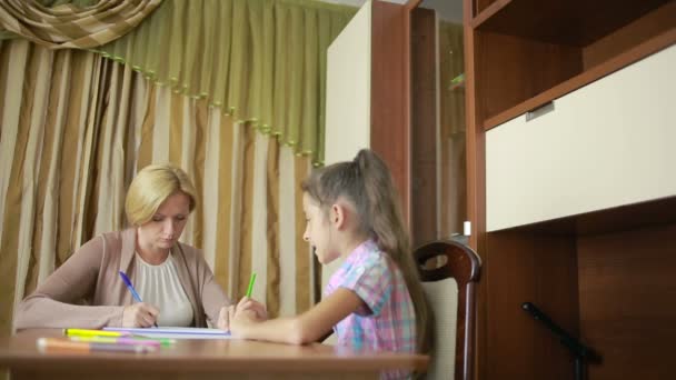 Psicólogo infantil con una niña. asesoramiento psicológico de los niños — Vídeo de stock