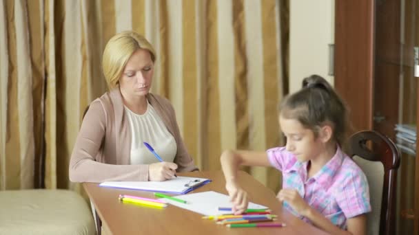 Psicólogo infantil con una niña. asesoramiento psicológico de los niños — Vídeos de Stock