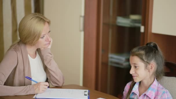 Дитячий психолог з маленькою дівчинкою. дитяче психологічне консультування — стокове відео