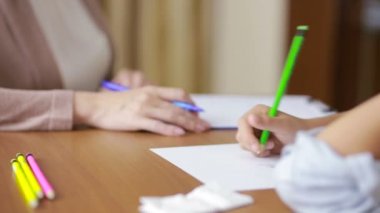 Genç çocuk sessizce oturumu sırasında genç psikolog ile oturuyor..