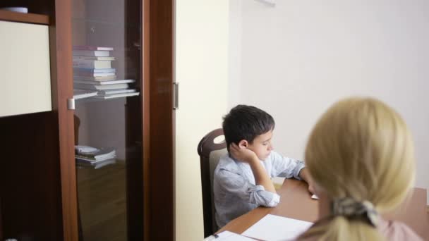 Ung pojke sitta i tystnad under session med unga psykolog. — Stockvideo