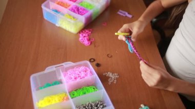 küçük kız örgü bileklik lastik bant. Dokuma renkli lastik bantlar