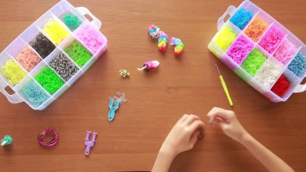 Κοριτσάκι ύφανση βραχιολάκι από καουτσούκ bands. Χρωματιστά λαστιχάκια για ύφανση — Αρχείο Βίντεο
