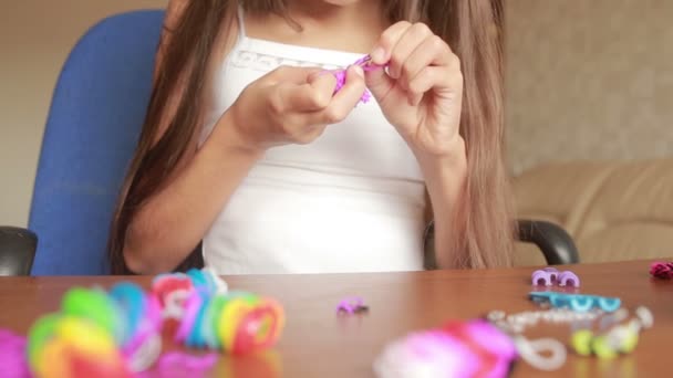 Kleines Mädchen webt Armband aus Gummibändern. farbige Gummibänder zum Weben — Stockvideo