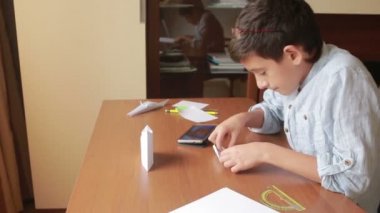 Küçük çocuk kağıt sanat origami üzerinde çizim. hobi el sanatları