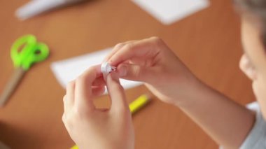 Küçük çocuk kağıt sanat origami üzerinde çizim. hobi el sanatları