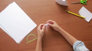 Küçük çocuk kağıt sanat origami üzerinde çizim. hobi el sanatları