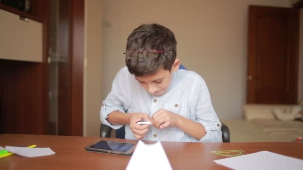 Dibujo de niño en origami de arte de papel. manualidades hobby — Vídeos de Stock