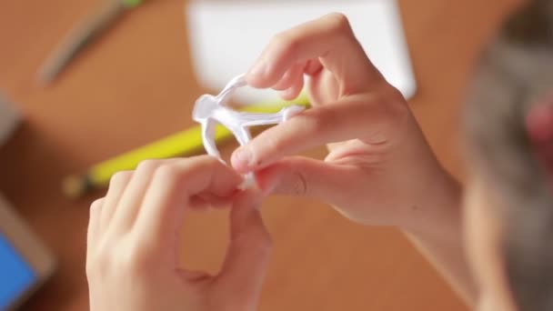 Dibujo de niño en origami de arte de papel. manualidades hobby — Vídeos de Stock