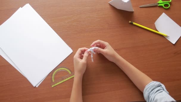 Jongetje puttend uit papier kunst origami. hobby ambachten — Stockvideo