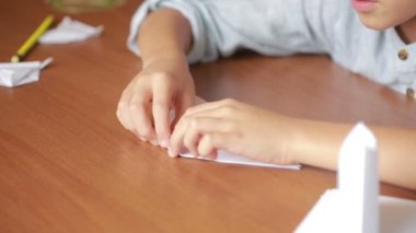 Küçük çocuk kağıt sanat origami üzerinde çizim. hobi el sanatları