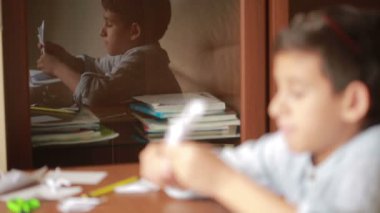 Küçük çocuk kağıt sanat origami üzerinde çizim. hobi el sanatları