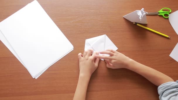 Dibujo de niño en origami de arte de papel. manualidades hobby — Vídeo de stock