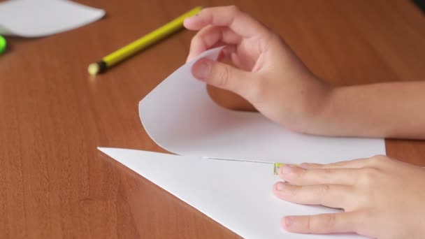 Menino desenhando sobre origami de arte de papel. artesanato hobby — Vídeo de Stock