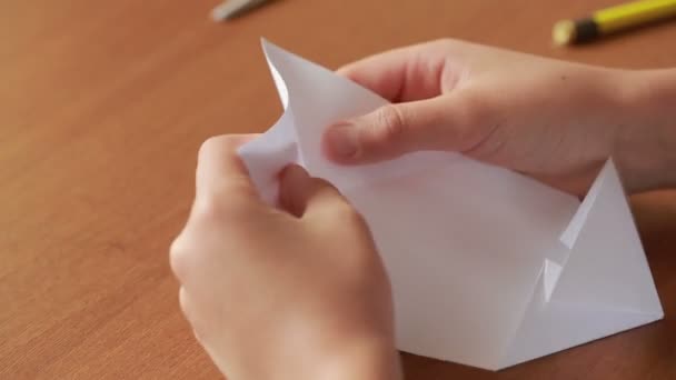 Küçük çocuk kağıt sanat origami üzerinde çizim. hobi el sanatları — Stok video