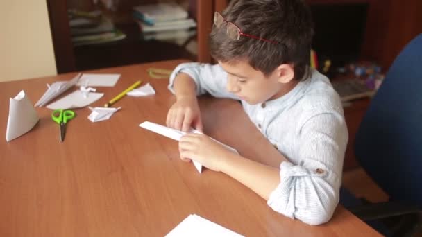 Liten pojke ritning på papper konsten origami. Hobby hantverk — Stockvideo