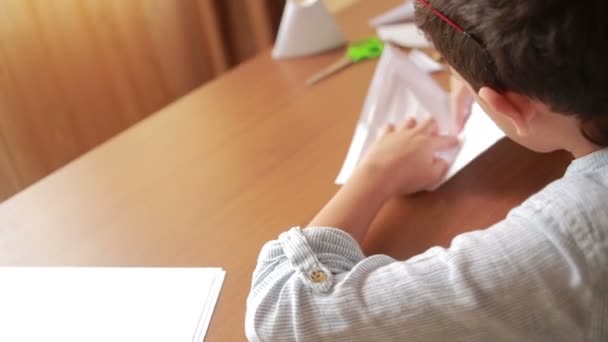 Dibujo de niño en origami de arte de papel. manualidades hobby — Vídeo de stock