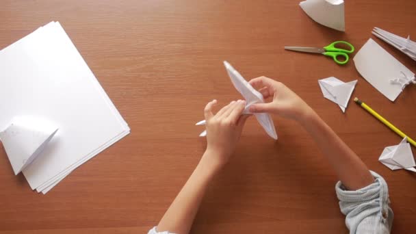 Mały chłopiec rysujący na papieru sztuki origami. hobby rzemiosła — Wideo stockowe