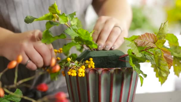 Florista prepara um buquê de flores para venda aos clientes — Vídeo de Stock