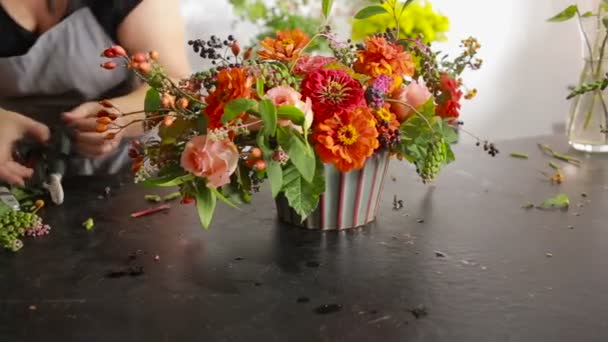 Blumenhändler bereitet Blumenstrauß für den Verkauf an Kunden vor — Stockvideo