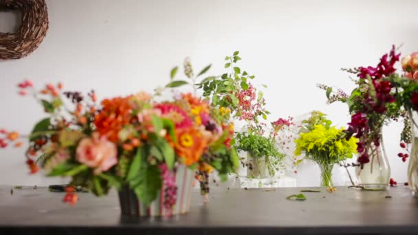 Kwiaciarnia przygotowuje bukiet kwiatów na sprzedaż do klientów — Wideo stockowe