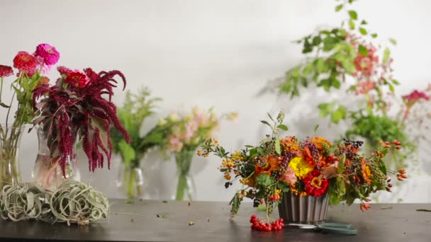 Florista prepara um buquê de flores para venda aos clientes — Vídeo de Stock