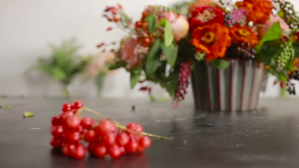 Ανθοπωλείο προετοιμάζει ένα μπουκέτο λουλούδια για πώληση σε πελάτες — Αρχείο Βίντεο