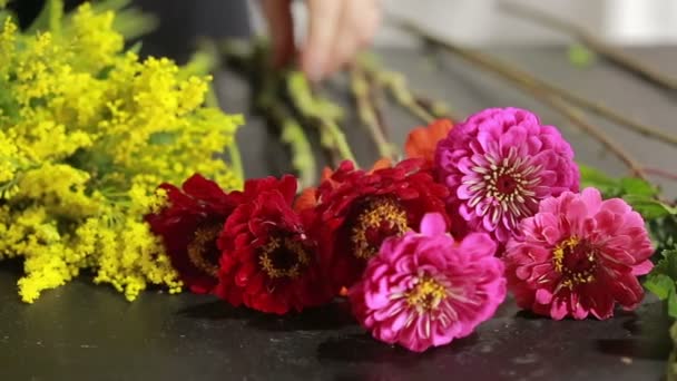 Bloemist bereidt een boeket bloemen voor verkoop aan klanten — Stockvideo