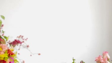 Müşteriler için satılık bir buket çiçek çiçekçi hazırlar