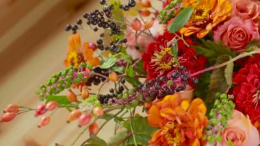 Müşteriler için satılık bir buket çiçek çiçekçi hazırlar