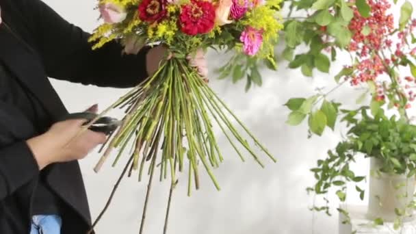 Floristería prepara un ramo de flores para la venta a los clientes — Vídeo de stock