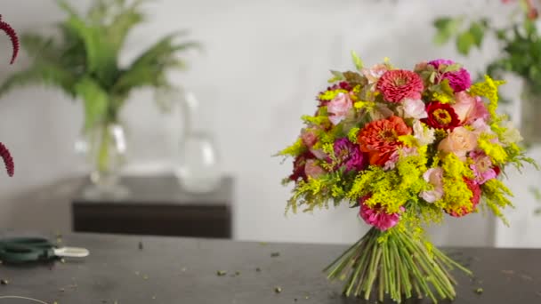 Bloemist bereidt een boeket bloemen voor verkoop aan klanten — Stockvideo