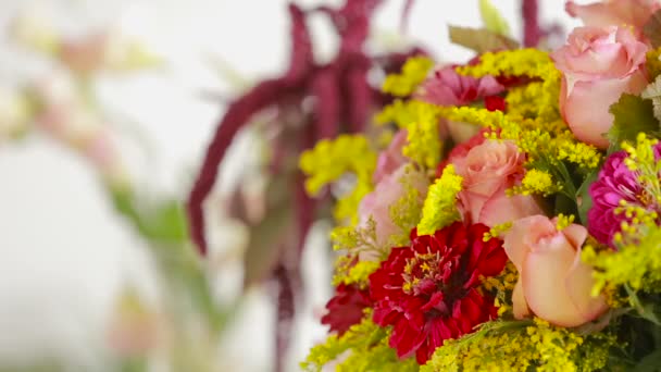 Floristería prepara un ramo de flores para la venta a los clientes — Vídeo de stock