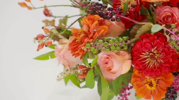 Kwiaciarnia przygotowuje bukiet kwiatów na sprzedaż do klientów — Wideo stockowe