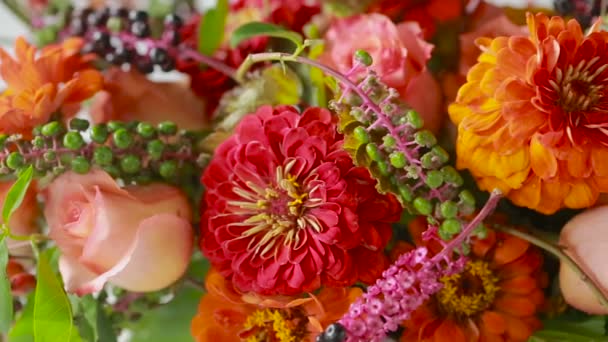 Floristería prepara un ramo de flores para la venta a los clientes — Vídeos de Stock