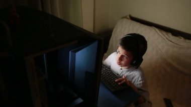 Genç çocuk geceleri üstünde bilgisayar oyunları oynar. Online Oyunlar