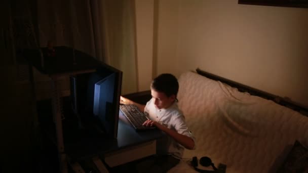 Genç çocuk geceleri üstünde bilgisayar oyunları oynar. Online Oyunlar — Stok video