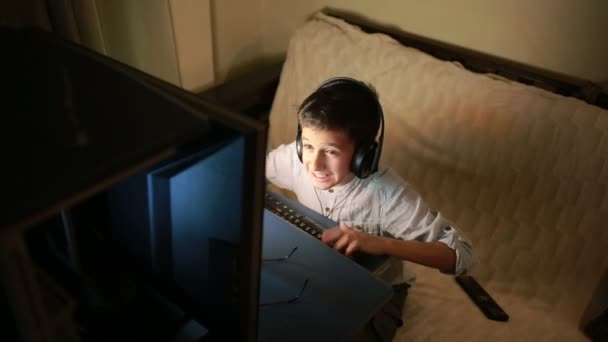 Teen boy plays games on the computer at night. Online Games — Stock Video