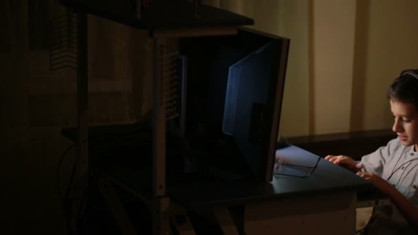 Adolescent garçon joue à des jeux sur l'ordinateur la nuit. Jeux en ligne — Video