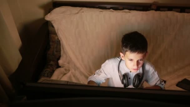 晚上，十几岁的男孩在计算机上玩游戏。在线游戏 — 图库视频影像