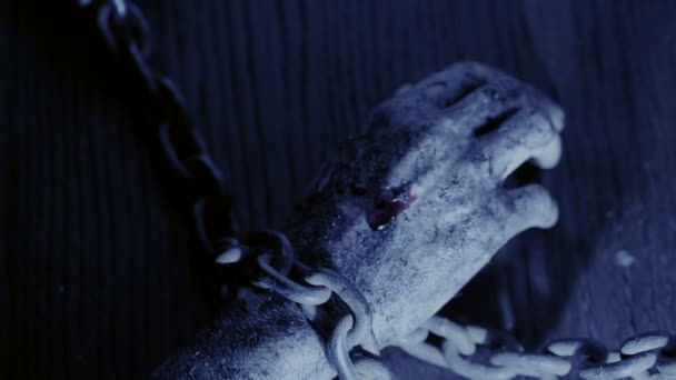 Terrible mano quemada está encadenada a una cadena de hierro. monstruo mano en Halloween — Vídeo de stock