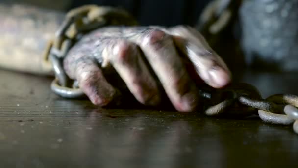 Женские пальцы с грязными ногтями и обожженной кожей. женская рука в кандалах . — стоковое видео