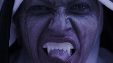 zombi rahibe. şeytani kadın Rahibe kostüm tapınağın yürüyüş. Cadılar Bayramı