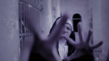 zombi rahibe. şeytani kadın Rahibe kostüm tapınağın yürüyüş. Cadılar Bayramı