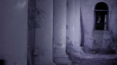 boynuzlu cadı hayalet kale kalıntıları yürür. Halloween korku