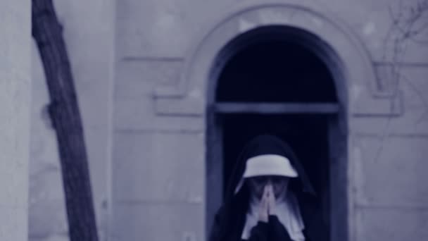 Monja zombi. Mujer diabólica disfrazada de monja caminando por el templo. Halloween. — Vídeo de stock
