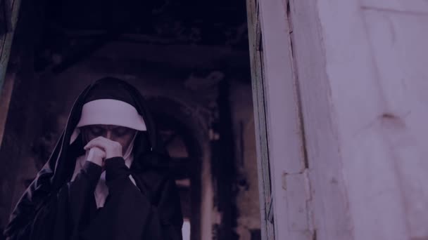Зомби-монашка. Дьявольская женщина в костюме монахини ходит по храму. Хэллоуин — стоковое видео